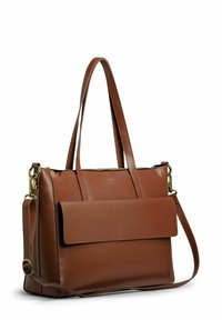 Brun læder tote-taske med struktureret design. Har lange håndtag, et aftageligt skulderrem og en frontlomme med klap. Guldhardware-detaljer.