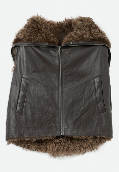 Dunkelbraune Lederweste mit vorderem Reißverschluss, zwei seitlichen Taschen und weichem, lockigem Futter, das am Kragen und Saum sichtbar ist.