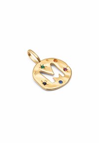 Pendente in oro con lettera "M" ritagliata, caratterizzato da diversi gemme colorate e accenti testurizzati, forma rotonda e una finitura lucida e liscia.
