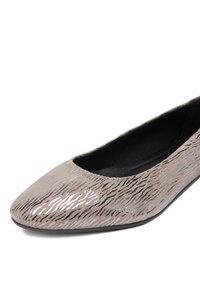 helehallidest seemisnahast baleriinakingad läikiva, tekstureeritud loomamustriga. Terav nina ja must sisemus. Tasane tald.