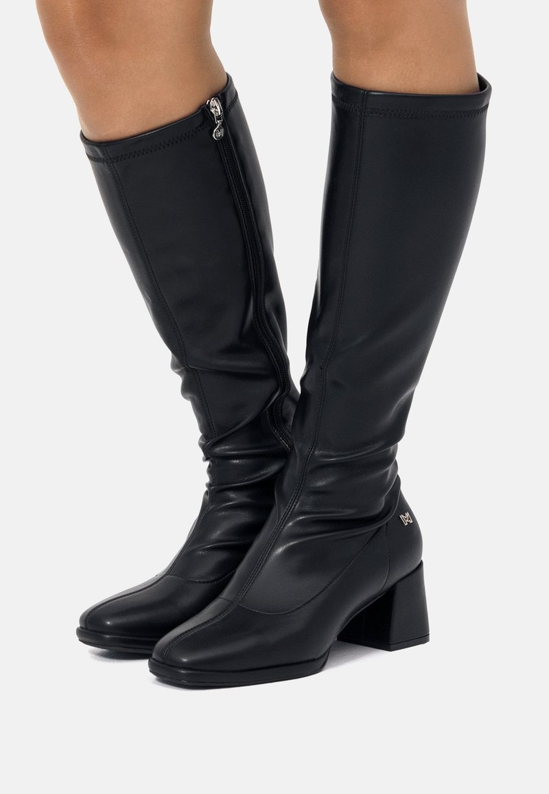 Schwarze synthetische Leder Stiefel in knielanger Ausführung mit abgerundeter Spitze, Blockabsatz, seitlichem Reißverschluss und gerafften Details entlang des Schafts.