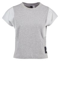 Szara koszulka z krótkim rękawem, z różnymi fakturami materiałów, okrągłym dekoltem i małym czarnym logotypem po boku.