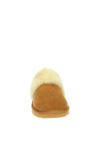 Tan suède pantoffel met een crèmekleurige faux fur voering en een rubberen zool, met een ronde neush en gestikte details langs de rand.