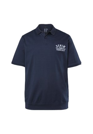 Polo blu navy a manica corta con colletto, patta a due bottoni e scritta bianca "Denim San Francisco" sul petto sinistro.