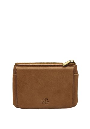 Pochette en cuir marron avec fermeture éclair, présentant une texture lisse, un logo embossé à l'avant et des poches latérales pour cartes ou petits objets.