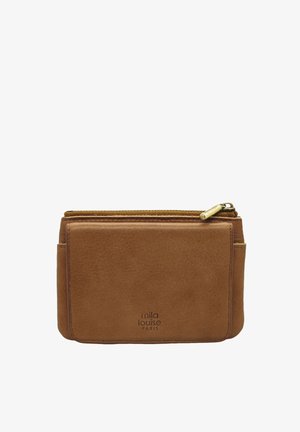 Pochette en cuir marron avec fermeture éclair, présentant une texture lisse, un logo embossé à l'avant et des poches latérales pour cartes ou petits objets.