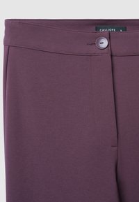 Lila Hosen mit einer glatten Textur, ausgestattet mit einem Knopfverschluss, flachem Vorderteil und Seitentasche. Das Etikett trägt die Aufschrift "CALLIOPE" in schwarzer Schrift.