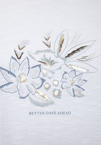 Valge kangas, millel on lillemuster siniste, hallide ja kuldsete aktsentidega; allpool lilli tekst "PARIMAD PÄEVAD ON EES".