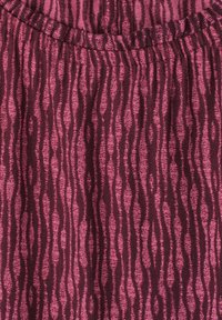 Tissu avec motif de rayures ondulées abstraites verticales dans des tons de rose foncé et bordeaux.