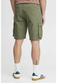 Oliven grønne cargo shorts med flere sidelommer, flad front og let indsnittet pasform, lavet af slidstærkt bomuldsstof.