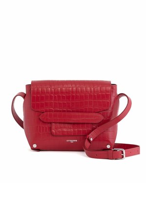 Punainen nahkainen olkalaukku, jossa on krokotiilikuosis, läppäkiinnitys, säädettävä olkahihna ja hopeiset metalliosat.