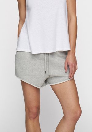 Bermudas de mezcla de algodón en gris claro con cintura ajustable, bolsillos laterales y dobladillo sin rematar. Textura suave, corte casual y diseño sencillo.
