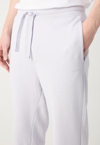 HUGO DAYOTE - Jogginghose - light pastel purple