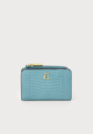 Porta carte in pelle blu texturizzata con zip dorata e accento con logo, caratterizzata da una forma rettangolare e una finitura liscia.