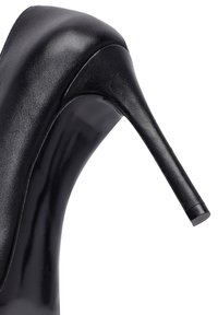 Zapato de tacón alto de cuero negro con punta afilada y un tacón de aguja delgado. La superficie es lisa con un acabado brillante.