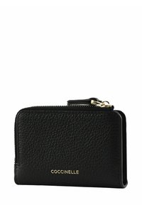 Portefeuille en cuir noir avec une surface texturée, fermeture éclair et logo doré. Forme rectangulaire compacte avec une petite languette de fermeture éclair.