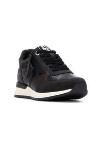 Zapatilla negra con un upper sintético texturizado, acentos marrones en contraste, cordones y cremallera lateral. Presenta una suela de goma texturizada para mayor agarre.