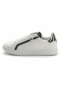 Sneaker bianca con tomaia sintetica testurizzata, striscia brillante nera e scintillante, e tallone a motivo bianco e nero. Presenta una tradizionale chiusura con lacci.