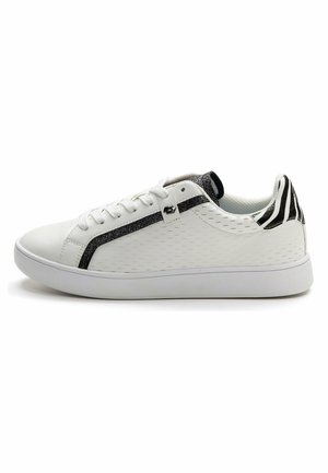 Sneaker bianca con tomaia sintetica testurizzata, striscia brillante nera e scintillante, e tallone a motivo bianco e nero. Presenta una tradizionale chiusura con lacci.