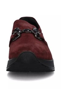 Scarpa in suede bordeaux con un design elegante, suola in gomma nera testurizzata e dettagli decorativi in metallo nero sul dorso.