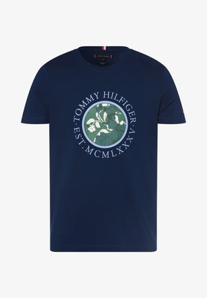 Námořnická modrá bavlněná tričko s kulatým grafickým vzorem se zeleným listím a textem. Krátké rukávy a kulatý výstřih, standardní střih.