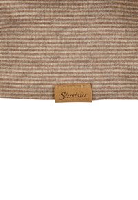 Gestreifter brauner Stoff mit texturierter Oberfläche, versehen mit einem geprägten Lederetikett, auf dem in Schreibschrift "Sterntaler" am unteren Rand steht.