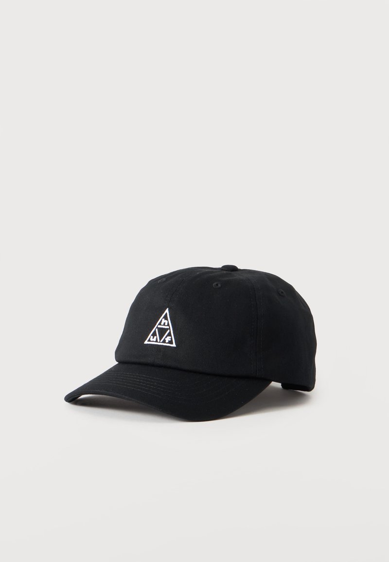 Casquette noire avec un logo triangle blanc brodé sur le devant, présentée sur un fond blanc uni.