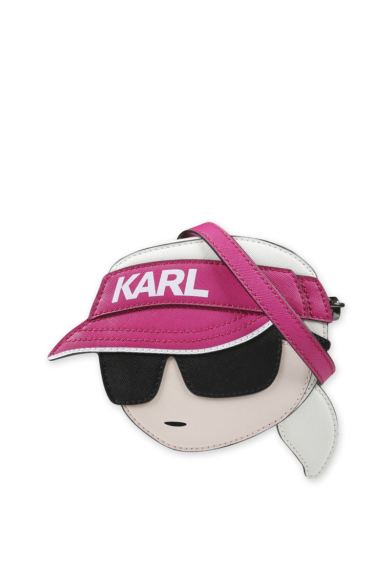 Borsa in ecopelle rosa e bianca progettata come un personaggio dei cartoni animati che indossa occhiali da sole, con una tracolla per il trasporto e il logo "KARL" sulla visiera.