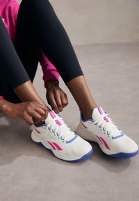 NFX TRAINER - Trainingsschoen - chalk/stepur/laspin
