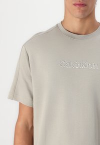 Calvin Klein SHADOW EMBOSSED LOGO - Marškinėliai su spaudiniu - london fog