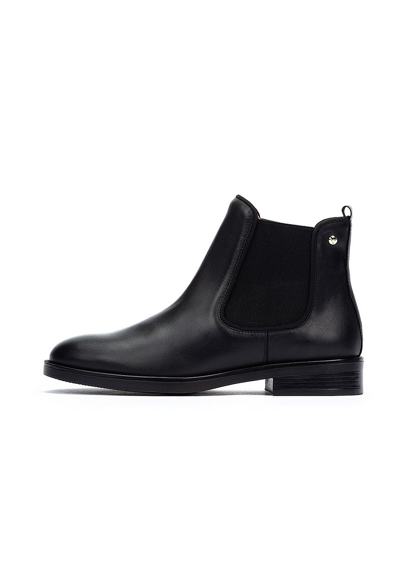 Gli stivaletti Chelsea in pelle nera presentano una superficie liscia, pannelli laterali elasticizzati, un occhiello e un tacco basso impilato per un design classico.