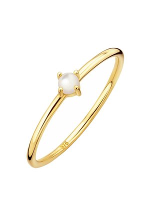 Goldring mit einem dünnen Band, das eine zentrale weiße Perle hält, die von vier Krappen gehalten wird. Das Band ist glatt und glänzend und trägt einen Stempel.