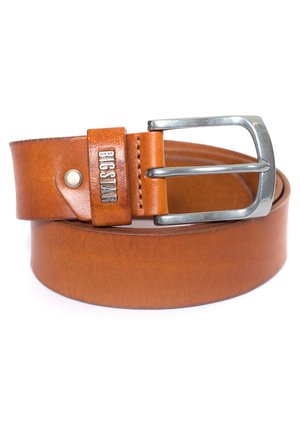 Ceinture en cuir marron avec une boucle en métal argenté. Présente un logo embossé et un détail de couture près de la boucle, texture lisse.