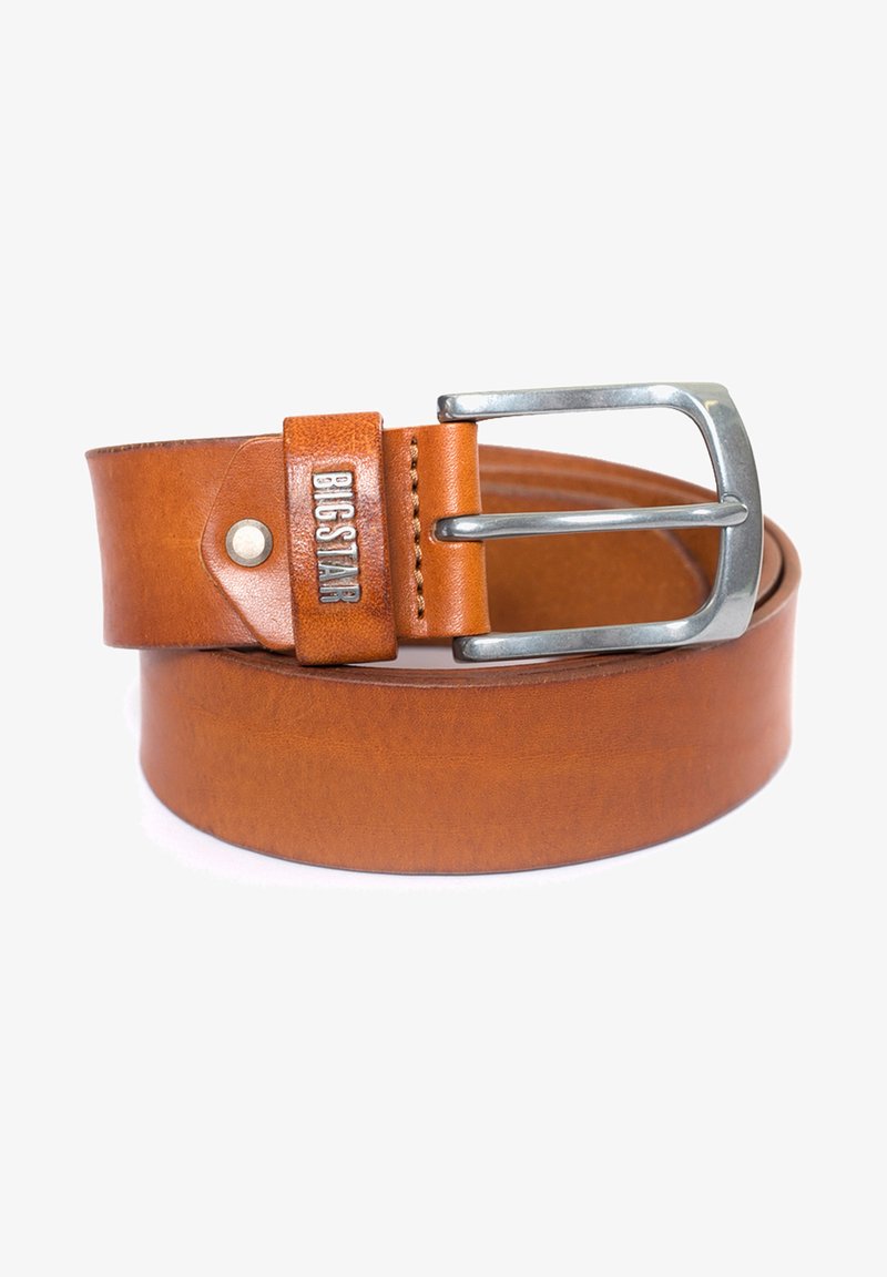 Pruun nahkne vöö hõbedase metallist pandlaga. Omab reljeefset logo ja õmblust lähedal pandlale, sile tekstuur.