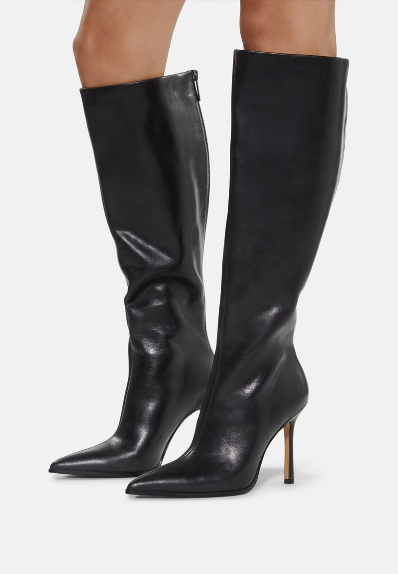 Stivali neri in pelle fino al ginocchio con punta affusolata e tacco a stiletto. Presentano una superficie liscia e lucida e una chiusura con cerniera laterale.