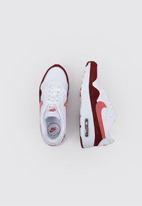 Nike Air Max Sneakers mit einem weißen Mesh-Obermaterial, pinken und roten Wildlederakzenten, sichtbarem Air-Element und einer strukturierten Gummisohle.