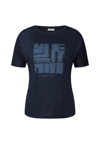 T-shirt bleu marine avec un imprimé géométrique dans des tons de bleu plus clair. Manches courtes, encolure ronde et tissu doux et texturé.