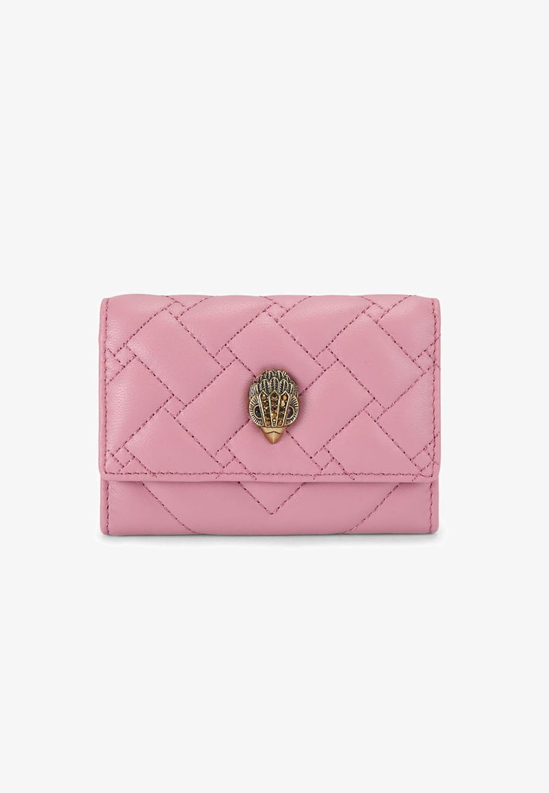 Portefeuille en cuir matelassé rose avec une fermeture complexe en forme de coquillage ton or. Design compact, avec des détails de couture visibles.