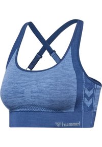 Niebieski biustonosz sportowy z krzyżowanymi regulowanymi ramiączkami, teksturowaną tkaniną i logo "hummel" na szerokiej opasce pod biustem.