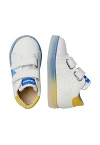 Vita läder barnskor med kardborreband, en blå etikett och gula detaljer. Genomskinlig sula med en ombre-effekt som går från blå till gul.