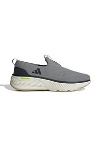 Zapatilla deportiva gris tipo slip-on con parte superior de punto texturizado, logo negro, suela blanca acolchada etiquetada como "Cloudfoam Walk" y lengüeta con tirador en el talón y la lengüeta.