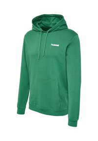 Grøn hættetrøje med lange ærmer, forlommelomme, snøretrækshætte og lille hvidt "hummel" logo på venstre bryst.