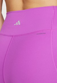 adidas Performance ALL ME ESSENTIALS SHORT LEGGINGS - Tajice - purple burst