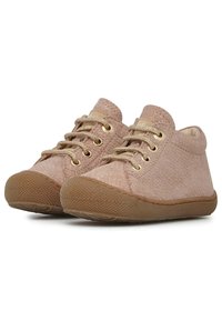 Světle růžové semišové boty pro batolata s kulatou špičkou, zlatými kovovými očky a strukturovanou gumovou podrážkou, s růžovými tkaničkami a měkkou podšívkou.