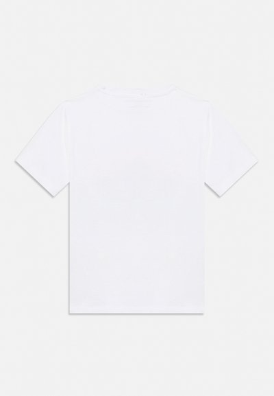 Egyszerű fehér rövid ujjú póló, hátulja látható, környakú, mintázat vagy jelzés nélkül, laposan elhelyezve.