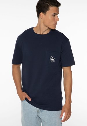 Marineblauwe katoenen t-shirt met een ronde hals en korte mouwen. Voorzien van een borstzak met een wit berglogo ontwerp.