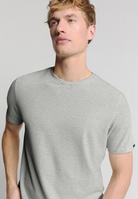 Gestreept T-shirt met korte mouwen in grijs en zwart, met een ronde hals en slim fit. Glad textuur, minimalistisch ontwerp en afgeronde zoom.