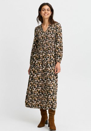 Robe longue à manches longues, longueur cheville, avec un motif léopard dans des nuances de marron, vert et rose. Dotée d'un décolleté en V et d'une taille smockée.