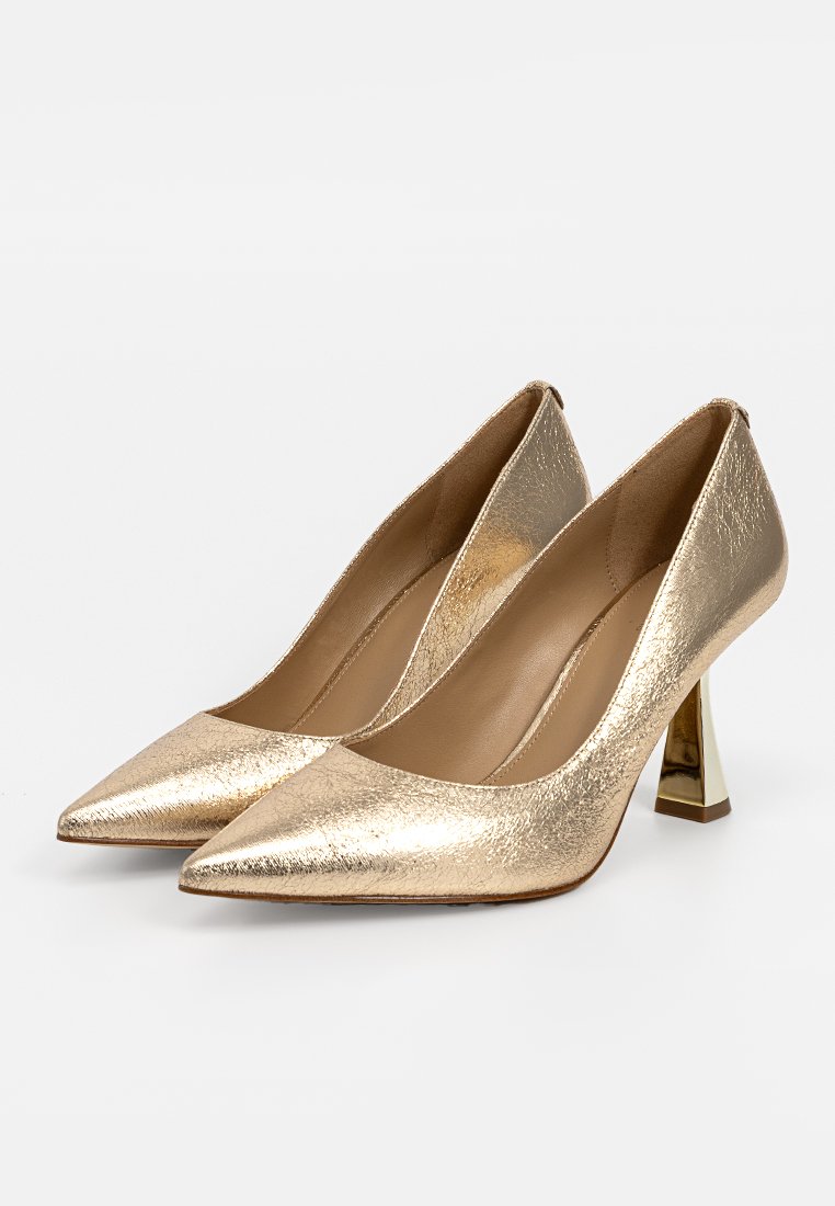 Un paio di décolleté metalliche dorate a punta con finitura texturizzata e tacco a blocco lucido su uno sfondo bianco.