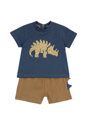 Maglietta per bambino in blu navy con silhouette di dinosauro composta da nomi di dinosauri, abbinata a pantaloncini marroni con piccolo dettaglio di coda in tessuto.